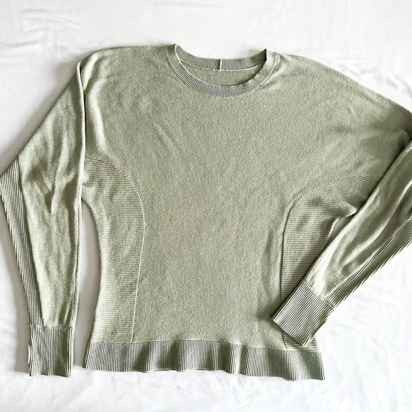 lululemon athletica Sweaters - Lululemon Women’s Size 6 Green CASHLU KNIT SWEATER Crewneck Thumbholes